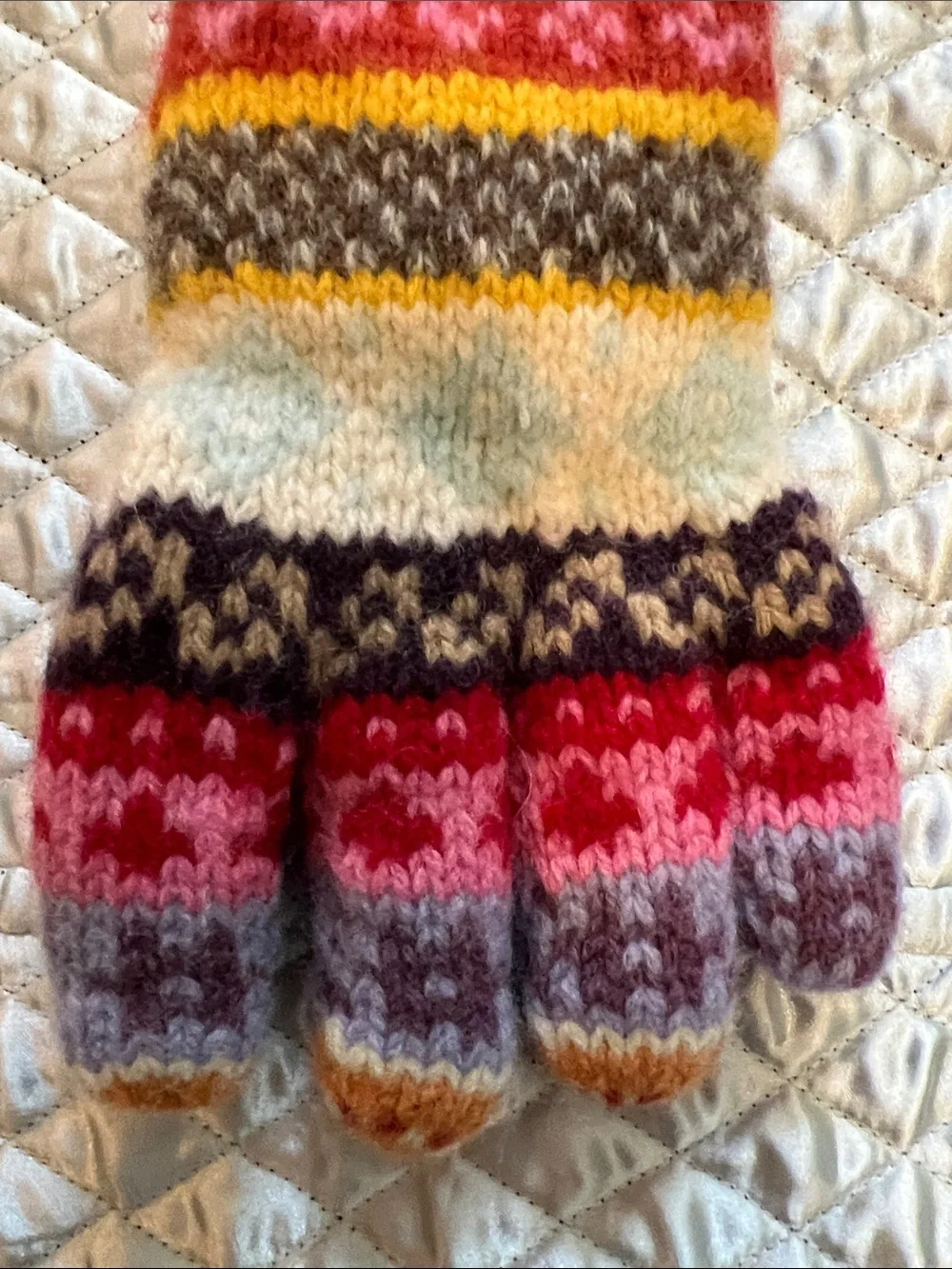 Women’s Multicolor Fair Isle Knit Gap Gloves with Beige Cuff